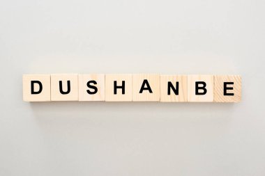 gri arka plan üzerinde Duşanbe yazı ile ahşap blokların üst görünümü