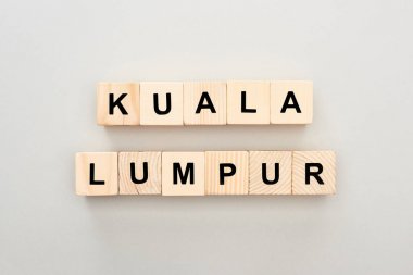 gri arka plan üzerinde Kuala Lumpur yazı ile ahşap blokların üst görünümü