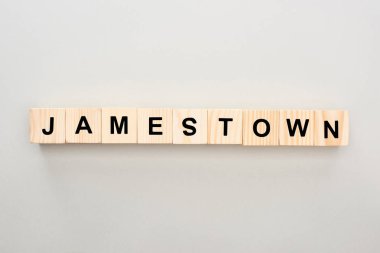 gri arka plan üzerinde Jamestown yazı ile ahşap blokların üst görünümü