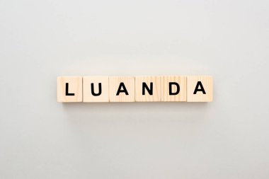 gri arka plan üzerinde Luanda yazı ile ahşap blokların üst görünümü