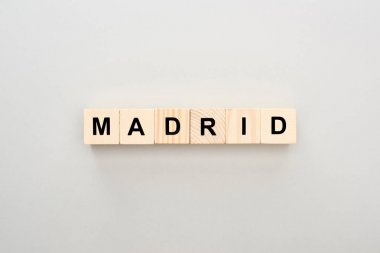 gri arka plan üzerinde Madrid yazı ile ahşap blokların üst görünümü