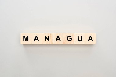 gri arka plan üzerinde Managua yazı ile ahşap blokların üst görünümü