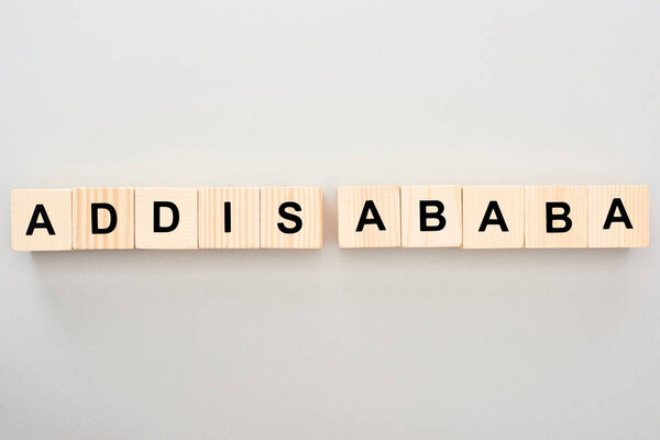 вид сверху на деревянные блоки с надписью Аддис-Абеба на сером фоне
