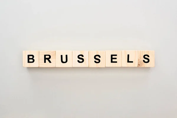 Bovenaanzicht Van Houten Blokken Met Brusselse Belettering Grijze Achtergrond — Stockfoto