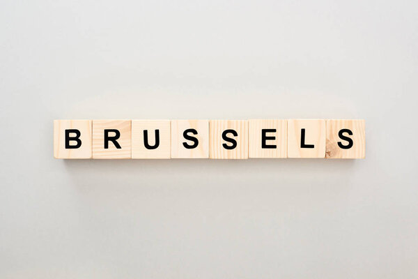 вид сверху на деревянные блоки с надписью Брюссель на сером фоне
