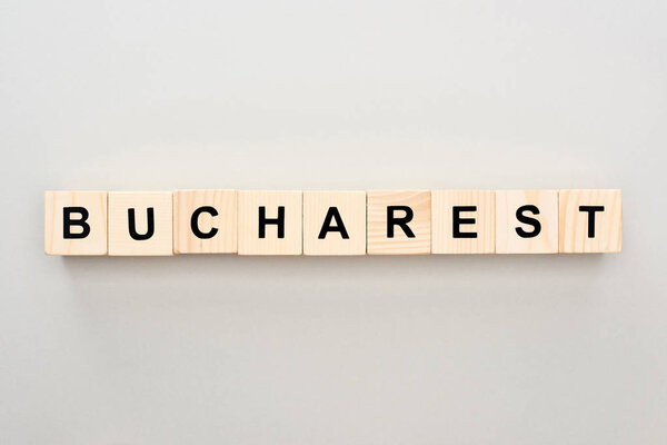 верхний вид деревянных блоков с бухарестскими надписями на сером фоне
