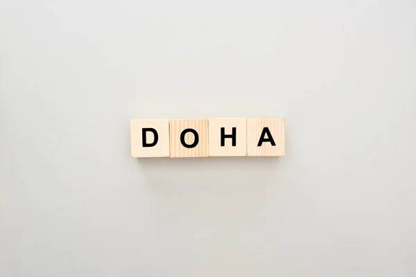Bovenaanzicht Van Houten Blokken Met Doha Belettering Grijze Achtergrond — Stockfoto