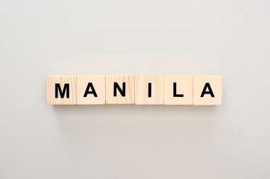 gri arka plan üzerinde Manila yazı ile ahşap blokların üst görünümü