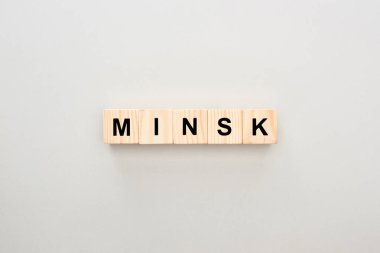 gri arka plan üzerinde Minsk yazı ile ahşap blokların üst görünümü