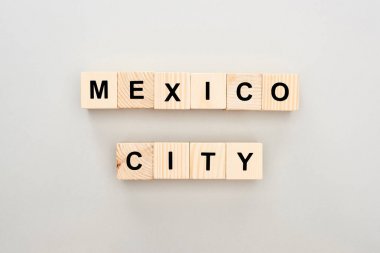gri arka plan üzerinde Mexico City yazı ile ahşap blokların üst görünümü