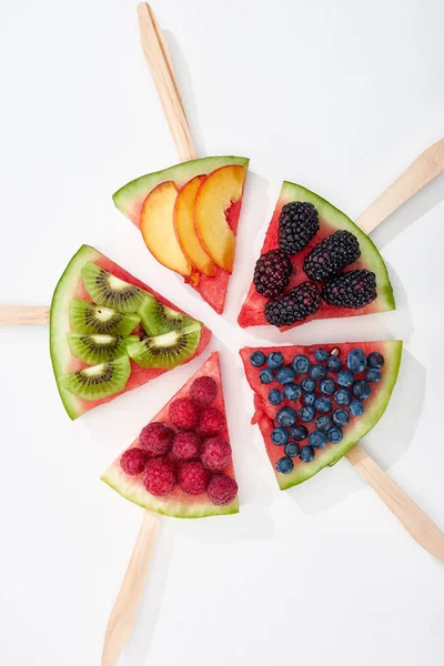 Blick Von Oben Auf Leckere Wassermelonenstäbchen Mit Saisonalen Beeren Und — Stockfoto