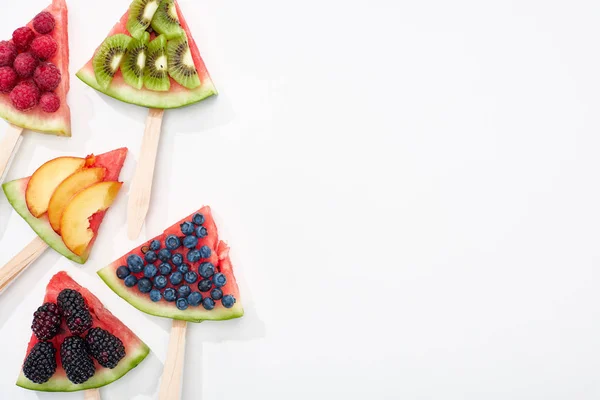 Top Uitzicht Van Smakelijke Watermeloen Stokken Met Seizoensgebonden Bessen Fruit — Stockfoto