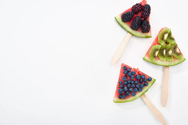 Top Utsikt Över Läckra Vattenmelon Pinnar Med Säsongens Bär Och — Stockfoto