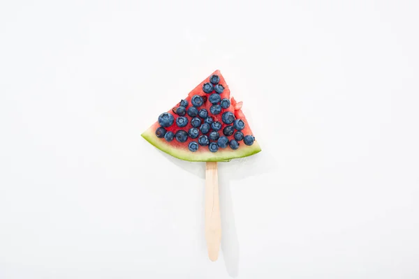 Draufsicht Auf Köstliche Wassermelone Auf Stick Mit Blaubeeren Auf Weißem — Stockfoto