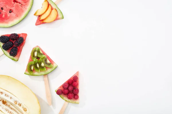 コピースペースと白い背景に季節のベリーや果物とスティック上のスイカのトップビュー — ストック写真