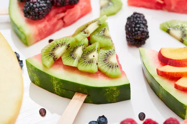 Närbild Utsökt Dessert Med Vattenmelon Pinne Och Kiwi Vit Bakgrund — Stockfoto