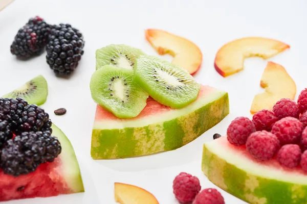 美味的甜点与西瓜 奇异果和浆果的白色背景 — 图库照片