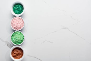 mermer yüzeyinde renk banyo tuzları ve doğal maske üst görünümü