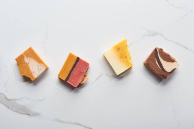 mermer yüzeyüzerinde ev yapımı sabun parçaları üst görünümü