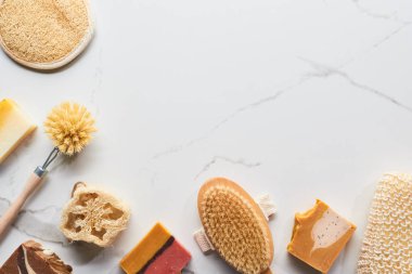 kopya alanı ile mermer yüzeyinde ev yapımı doğal sabun, loofah, banyo süngerleri ve vücut fırçaları üst görünümü