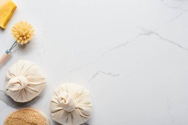 mermer yüzeyde spa kumaş keseleri, banyo süngeri ve vücut fırçaları üst görünümü