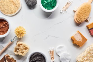 mermer yüzeyde güzellik ürünleri ve banyo aksesuarları üst görünümü