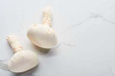 mermer yüzeyüzerinde spa kumaş keseleri üst görünümü