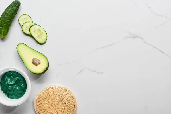 Vista Superior Máscara Verde Natural Cerca Esponja Trozos Verduras Frescas — Foto de Stock