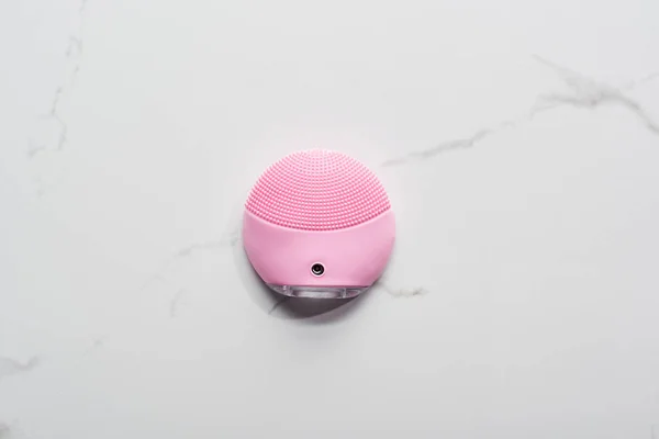 Vista Superior Del Cepillo Facial Limpiador Silicona Rosa Superficie Mármol — Foto de Stock
