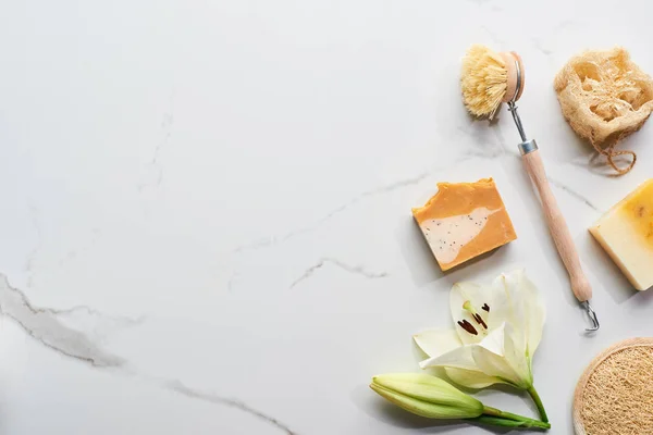 Mermer Yüzeyinde Taze Çiçek Yakın Doğal Sabun Parçaları Vücut Fırçası — Stok fotoğraf