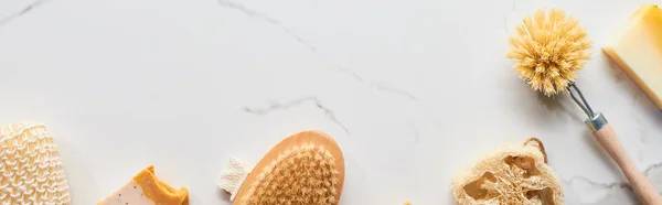 Панорамний Знімок Ніжок Щіток Тіла Мила Губки Ванни Мармуровій Поверхні — стокове фото