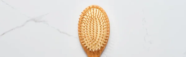 Beyaz Mermer Yüzeyde Saç Fırçası Panoramik Çekim — Stok fotoğraf