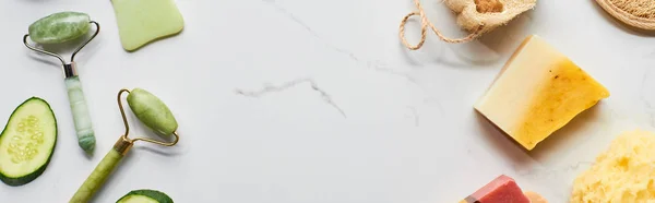 Панорамний Знімок Масажних Роликів Саморобні Шматочки Мила Огірків Мармуровій Поверхні — стокове фото