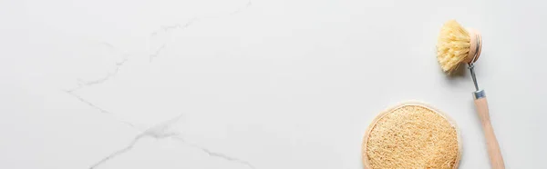 Panoramaaufnahme Von Körperbürste Und Gesichtsschwamm Auf Marmoroberfläche — Stockfoto