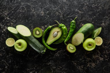 elma, avokado, salatalık, kivi, limon, biber ve kabak üst görünümü
