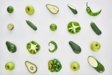 yeşil elma, avokado, salatalık, kivi, limon, biber ve kabak üst görünümü