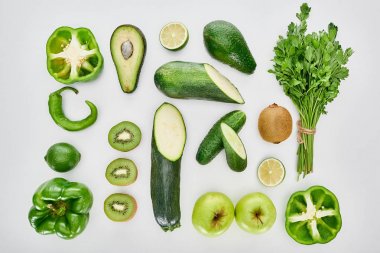 elma, avokado, salatalık, limon, biber, kivi, yeşillik ve kabak üst görünümü