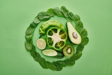 avokado, salatalık, biber, kivi, yeşillik ve kireç üst görünümü 