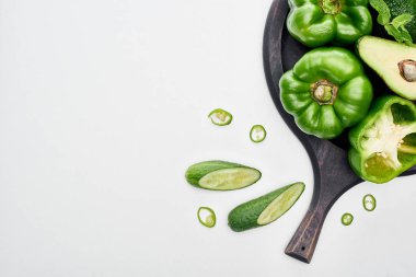 pizza tava avokado, biber, salatalık ve yeşillik üst görünümü 