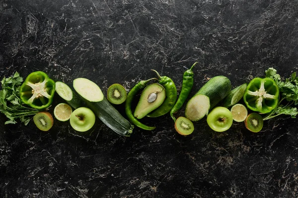 Top Uitzicht Van Appels Avocado Komkommers Kiwi Limo Paprika Groen — Stockfoto