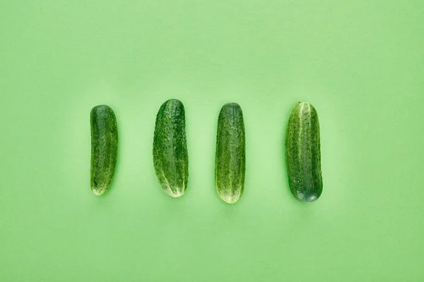 Top Zicht Verse Hele Komkommers Groene Achtergrond — Stockfoto