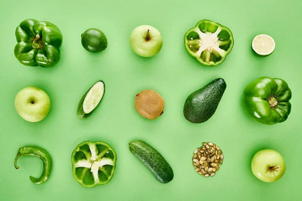 Top Uitzicht Van Appels Avocado Komkommers Limoenzen Paprika Kiwi Pompoenpitten — Stockfoto