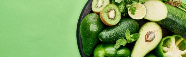 pizza tava avokado, kivi, kireç, biber, kabak ve yeşillik panoramik çekim 