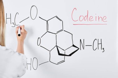 beyaz tahta üzerinde kimyasal formül yazma kadın kırpılmış görünümü 