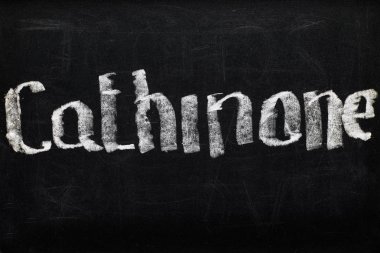 cathinone harfli siyah tebeşir tahtası üst görünümü