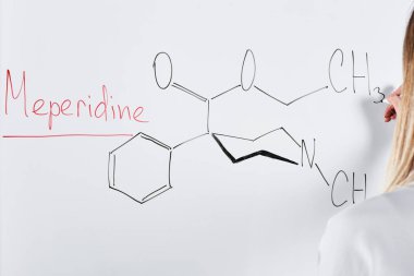 beyaz tahta üzerinde kimyasal formül yazma kadın kırpılmış görünümü 