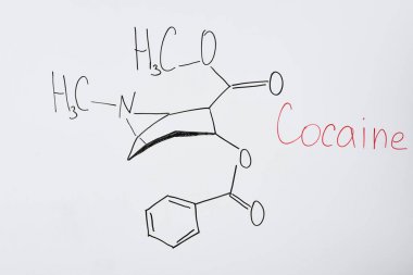 kimyasal formül ve yazı kokain ile beyaz tahta üst görünümü 