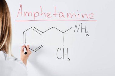 beyaz tahta üzerinde kimyasal formül yazma kadın kırpılmış görünümü 