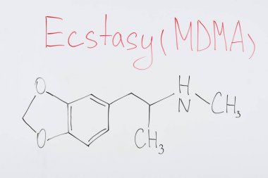 kimyasal formül ve yazı eksecstasy (mdma ile beyaz tahta üst görünümü)