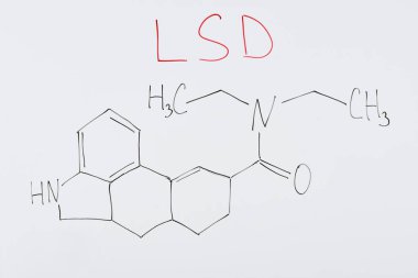 kimyasal formül ve lsd harfleri ile beyaz tahta üst görünümü 